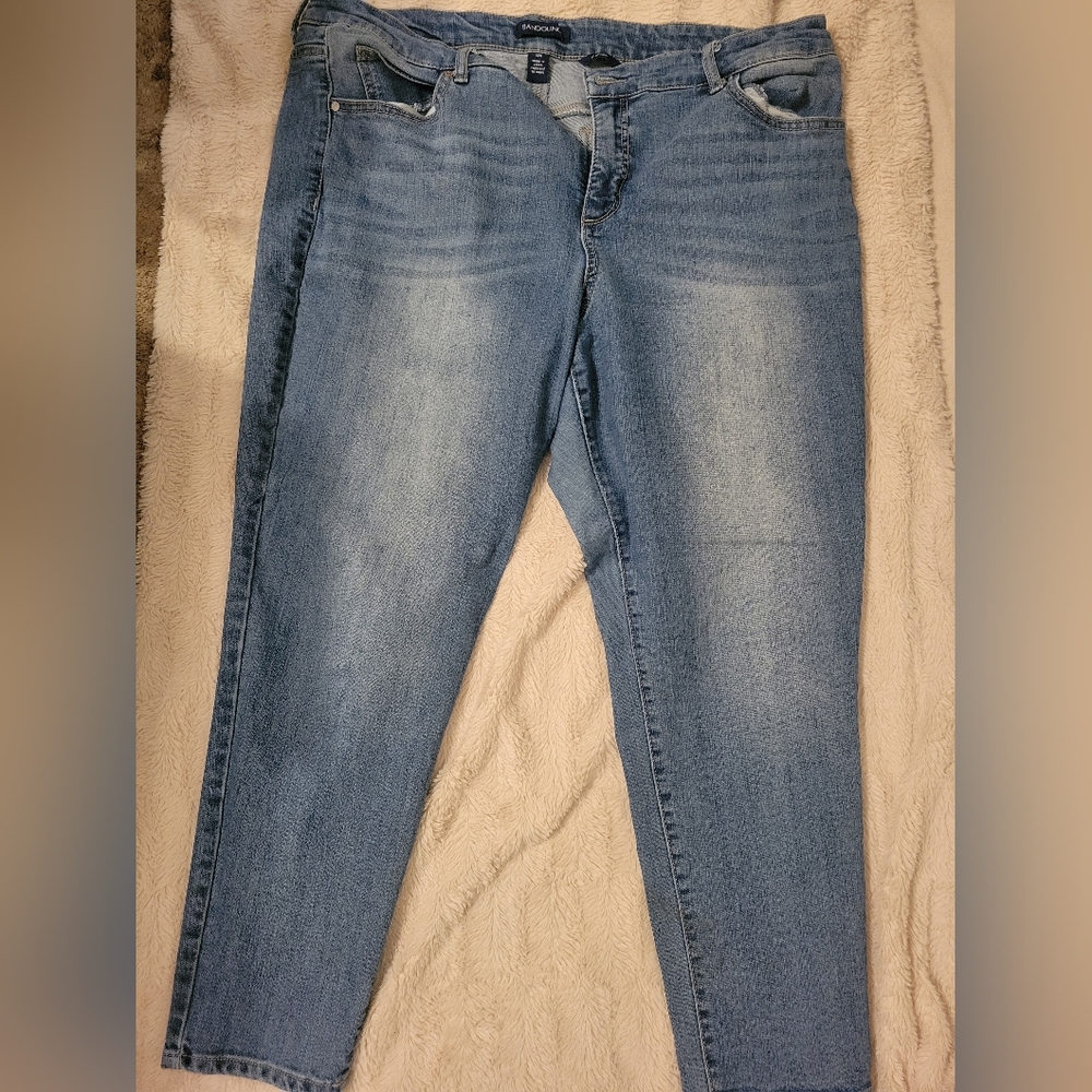 Bandolino light wash stretch skinny jeans.